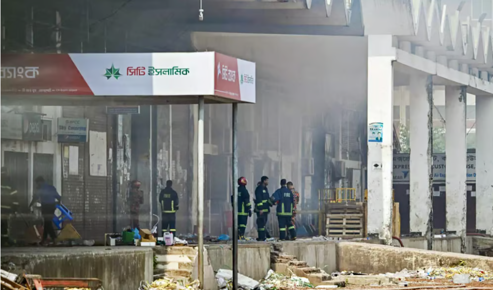 Incêndio em Bangladesh ameaça cadeia global da moda